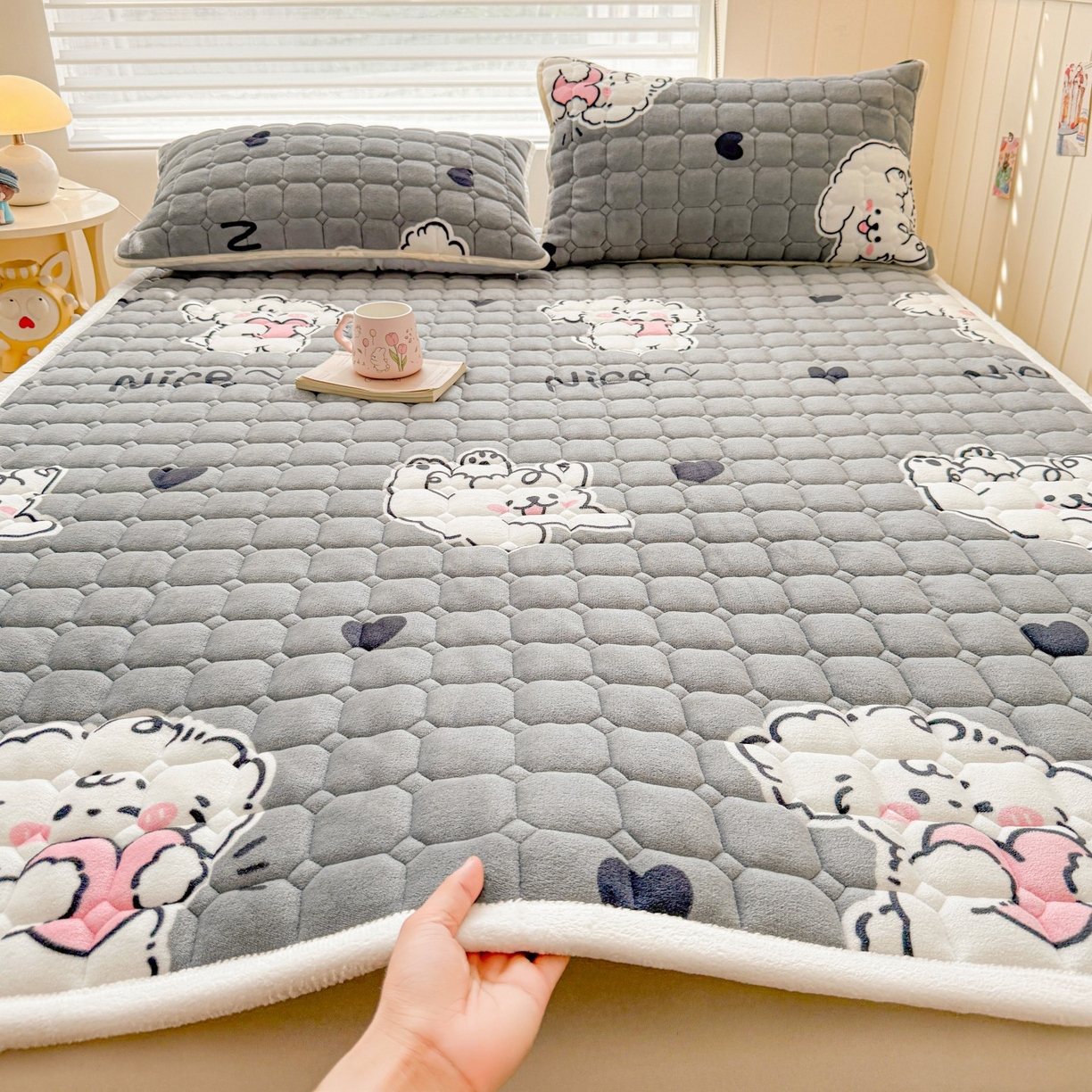 91家纺网 家纺一手货源 找家纺 初心家纺 2025新款高克重牛奶绒印花夹棉床垫 小狗日记
