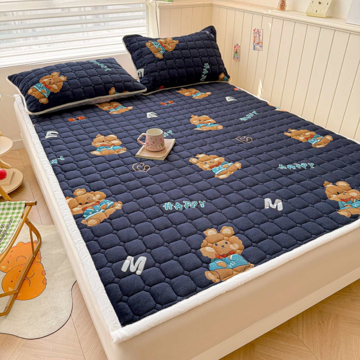 91家纺网 家纺一手货源 找家纺 初心家纺 2025新款高克重牛奶绒印花夹棉床垫 HAPPY狗