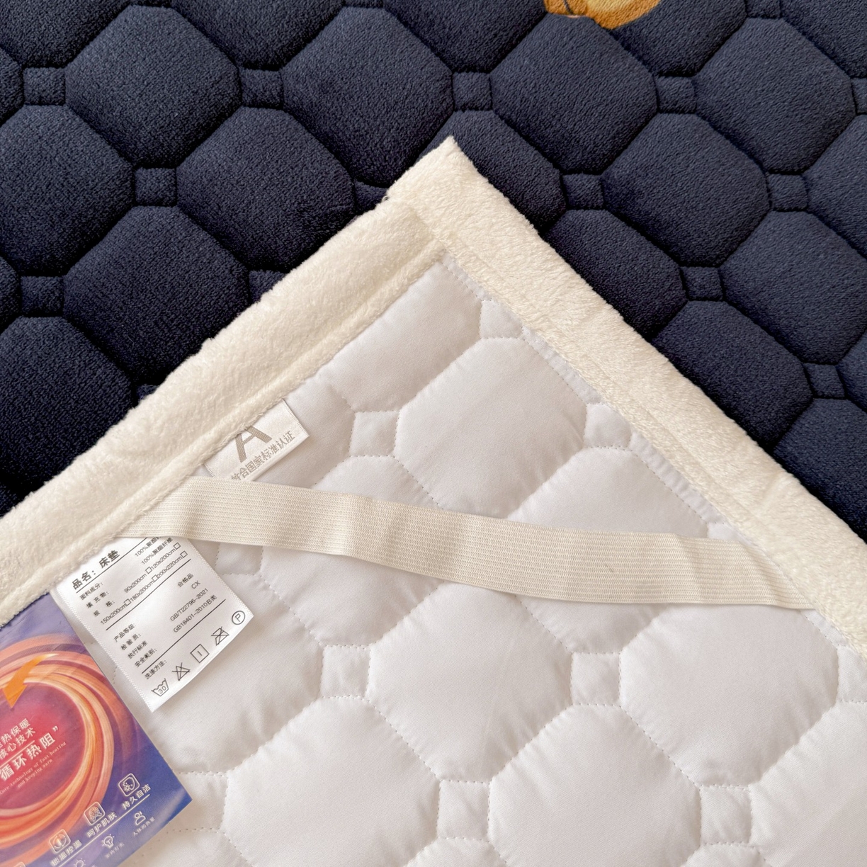 91家纺网 家纺一手货源 找家纺 初心家纺 2025新款高克重牛奶绒印花夹棉床垫 HAPPY狗