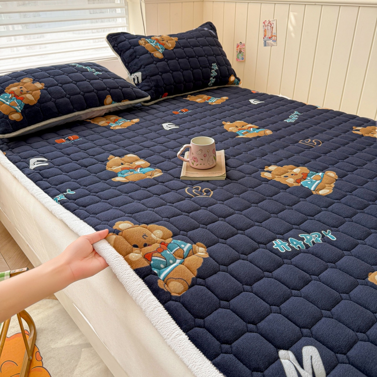 91家纺网 家纺一手货源 找家纺 初心家纺 2025新款高克重牛奶绒印花夹棉床垫 HAPPY狗