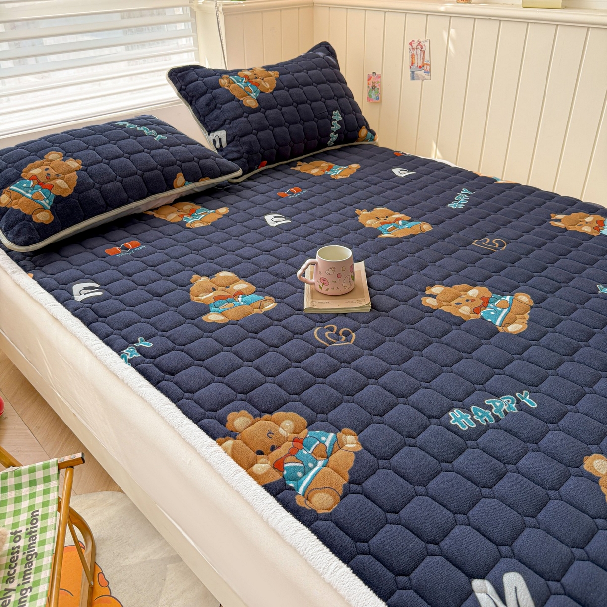 91家纺网 家纺一手货源 找家纺 初心家纺 2025新款高克重牛奶绒印花夹棉床垫 HAPPY狗