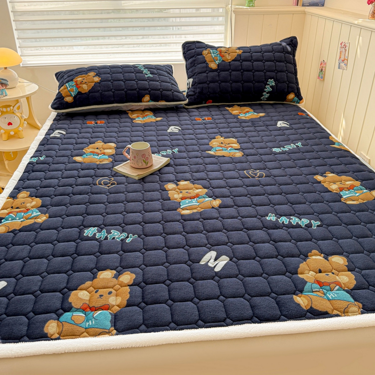 91家纺网 家纺一手货源 找家纺 初心家纺 2025新款高克重牛奶绒印花夹棉床垫 HAPPY狗