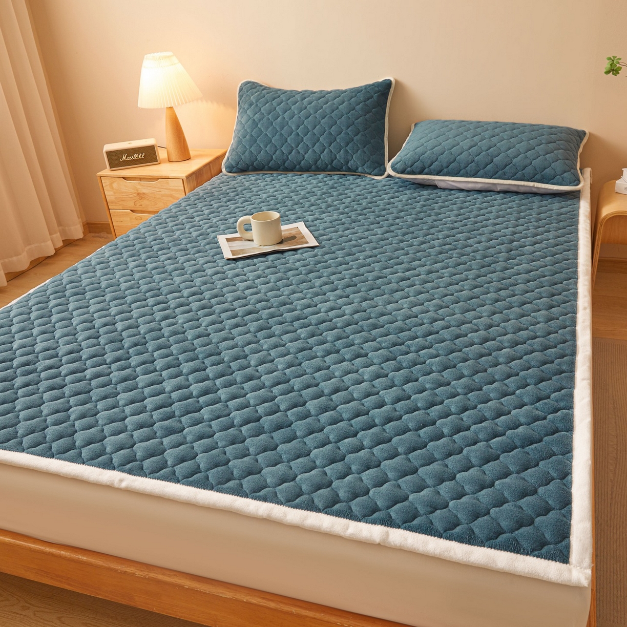 91家纺网 家纺一手货源 找家纺 初心家纺 2025新款高克重牛奶绒印花夹棉床垫 海洋蓝