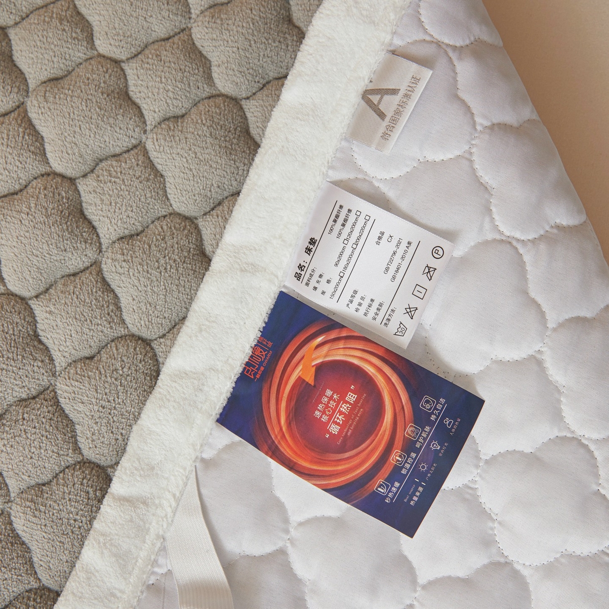 91家纺网 家纺一手货源 找家纺 初心家纺 2025新款高克重牛奶绒印花夹棉床垫 时尚灰