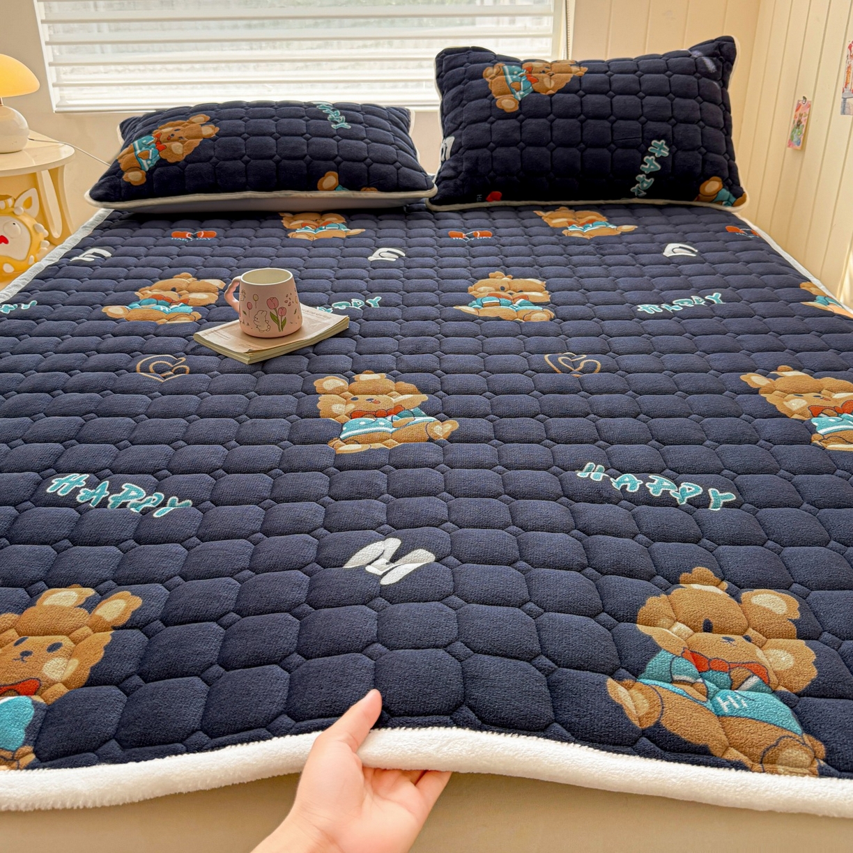 91家纺网 家纺一手货源 找家纺 初心家纺 2025新款高克重牛奶绒印花夹棉床垫 HAPPY狗