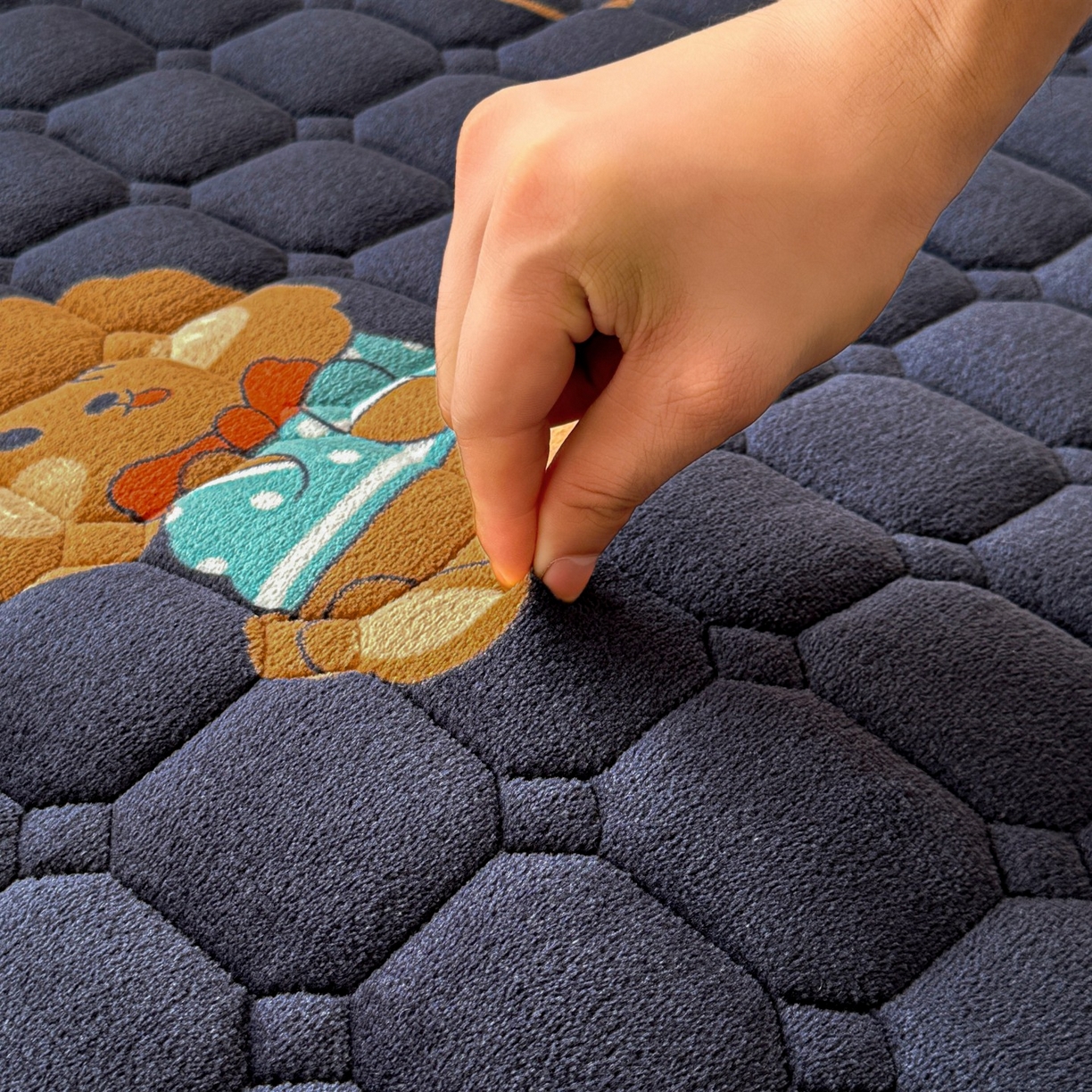 91家纺网 家纺一手货源 找家纺 初心家纺 2025新款高克重牛奶绒印花夹棉床垫 HAPPY狗