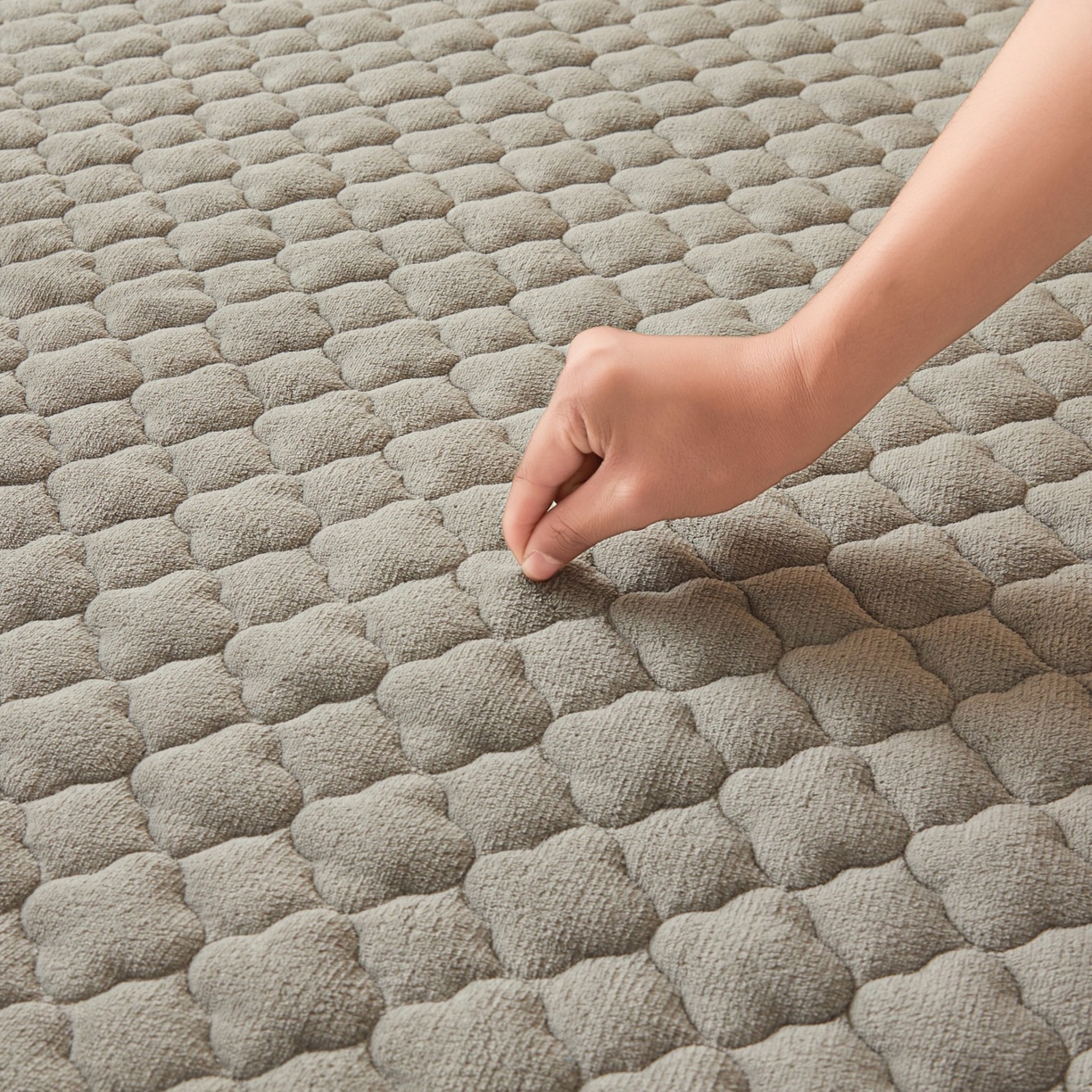 91家纺网 家纺一手货源 找家纺 初心家纺 2025新款高克重牛奶绒印花夹棉床垫 时尚灰