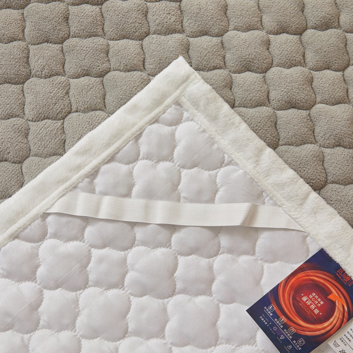 91家纺网 家纺一手货源 找家纺 初心家纺 2025新款高克重牛奶绒印花夹棉床垫 时尚灰