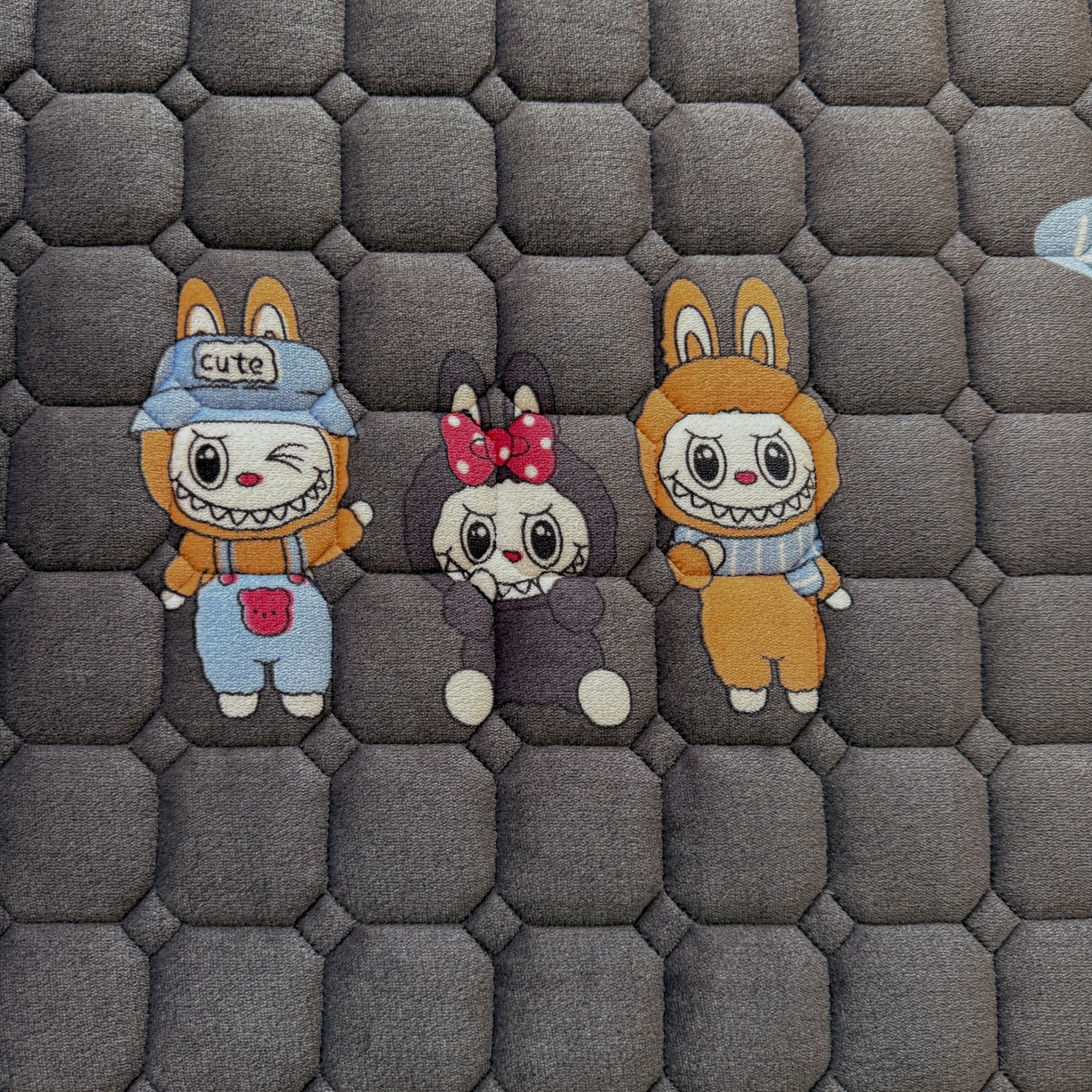 91家纺网 家纺一手货源 找家纺 初心家纺 2025新款高克重牛奶绒印花夹棉床垫 LA布布