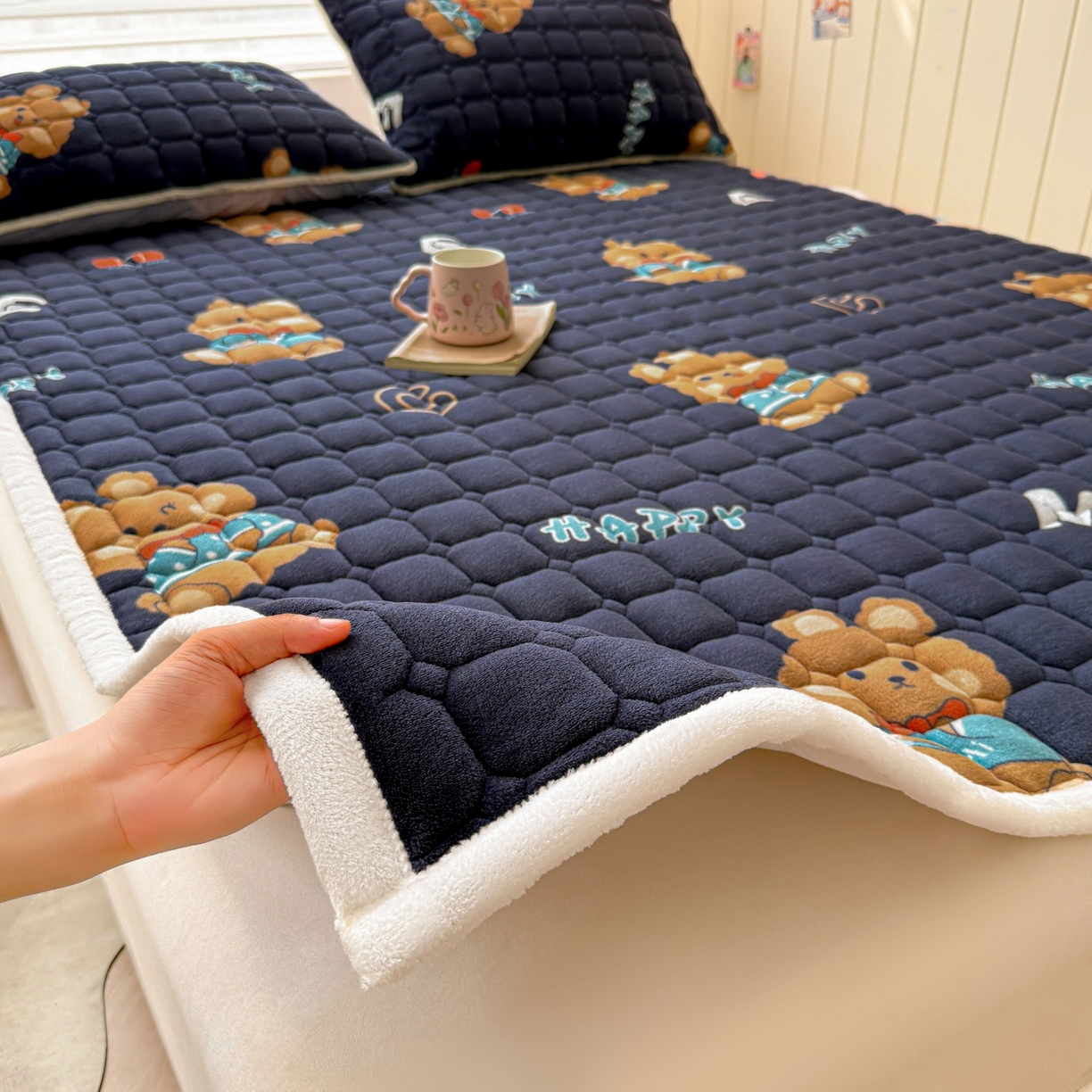 91家纺网 家纺一手货源 找家纺 初心家纺 2025新款高克重牛奶绒印花夹棉床垫 HAPPY狗
