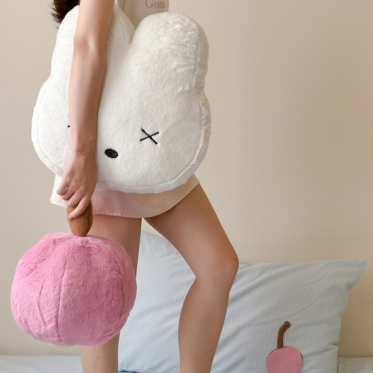 91家纺网 家纺一手货源 找家纺 （总）桔子家纺 2025新款兔兔绒happy系列抱枕