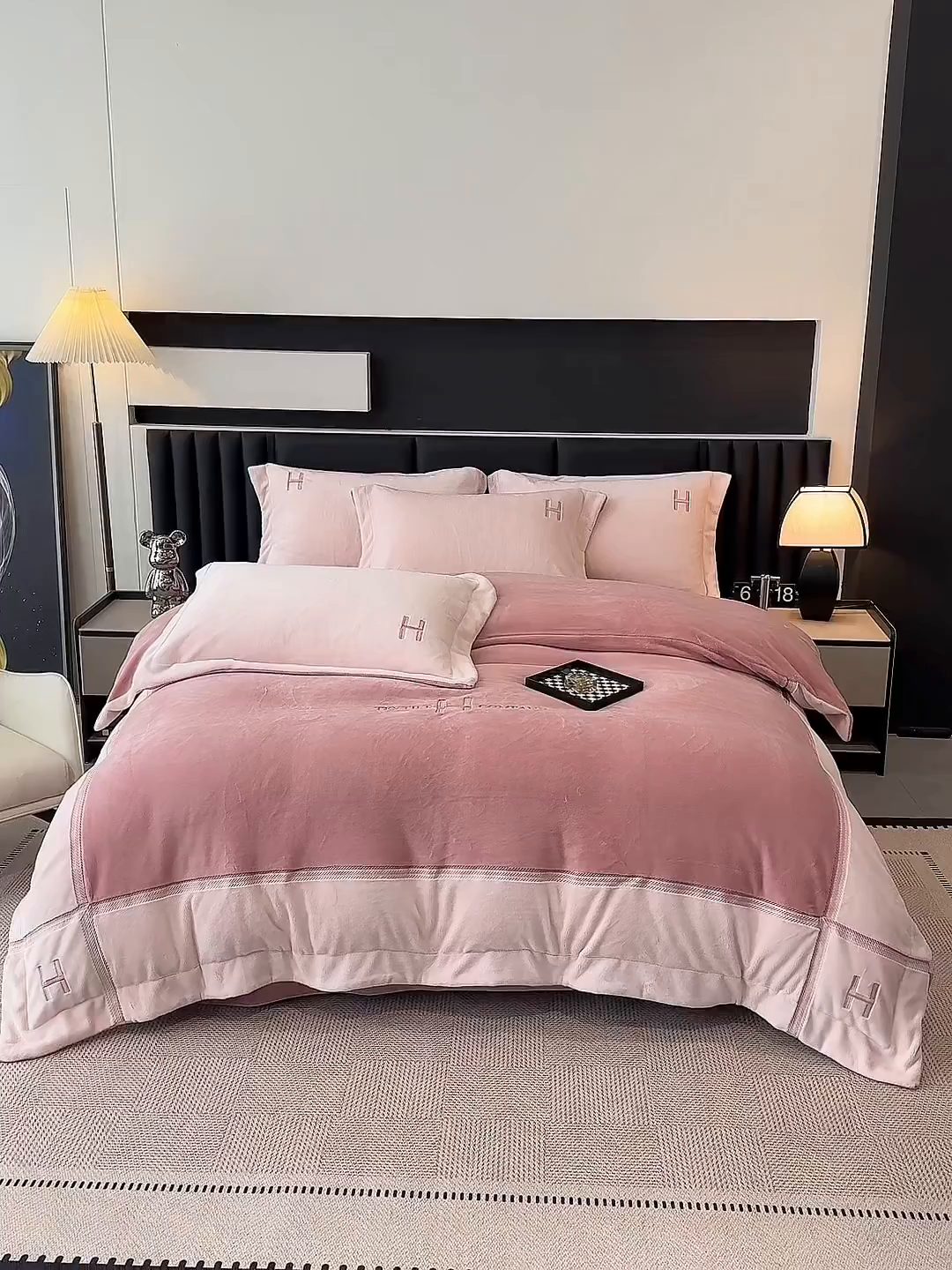 91家纺网 家纺一手货源 找家纺 （总）梦精灵家纺 2025新款高端贵妃绒加厚全消光牛奶绒四件套12斤刺绣拼接工艺（华尔兹场景1）