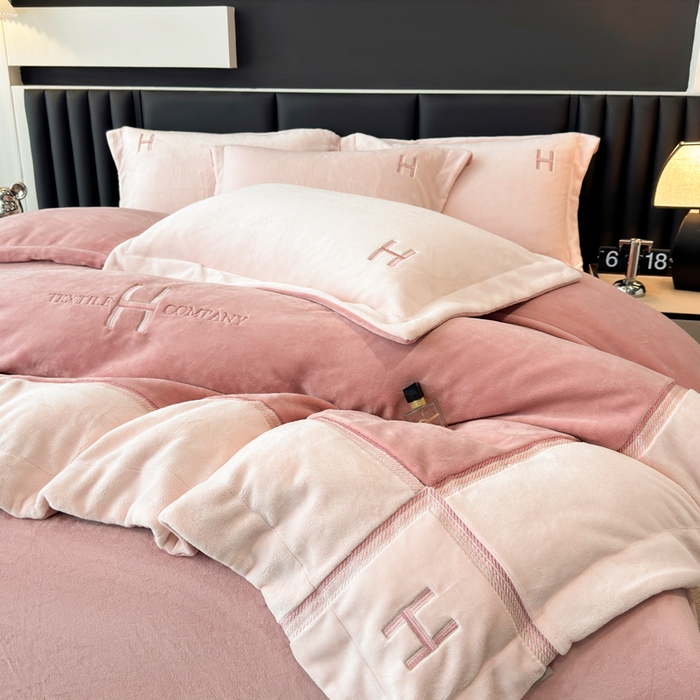 91家纺网 家纺一手货源 找家纺 （总）梦精灵家纺 2025新款高端贵妃绒加厚全消光牛奶绒四件套12斤刺绣拼接工艺（华尔兹场景1）