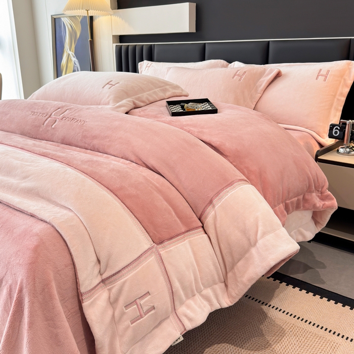 91家纺网 家纺一手货源 找家纺 （总）梦精灵家纺 2025新款高端贵妃绒加厚全消光牛奶绒四件套12斤刺绣拼接工艺（华尔兹场景1）