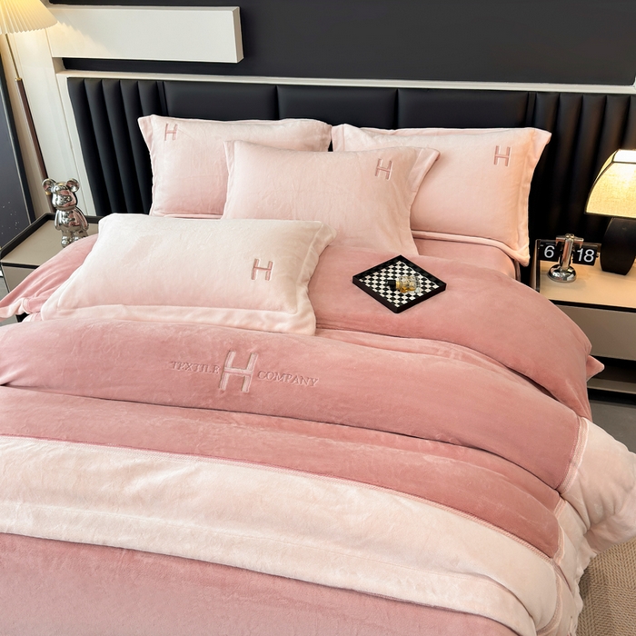 91家纺网 家纺一手货源 找家纺 （总）梦精灵家纺 2025新款高端贵妃绒加厚全消光牛奶绒四件套12斤刺绣拼接工艺（华尔兹场景1）