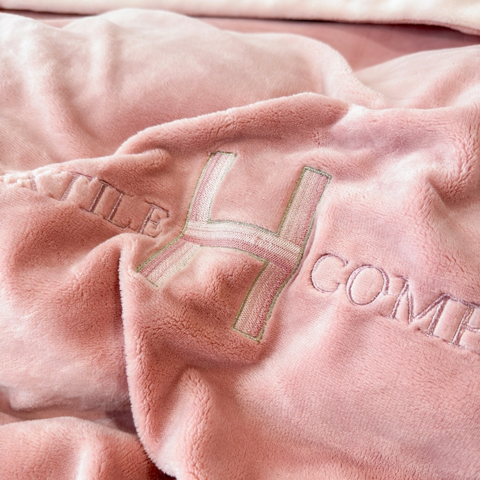 91家纺网 家纺一手货源 找家纺 （总）梦精灵家纺 2025新款高端贵妃绒加厚全消光牛奶绒四件套12斤刺绣拼接工艺（华尔兹场景1）