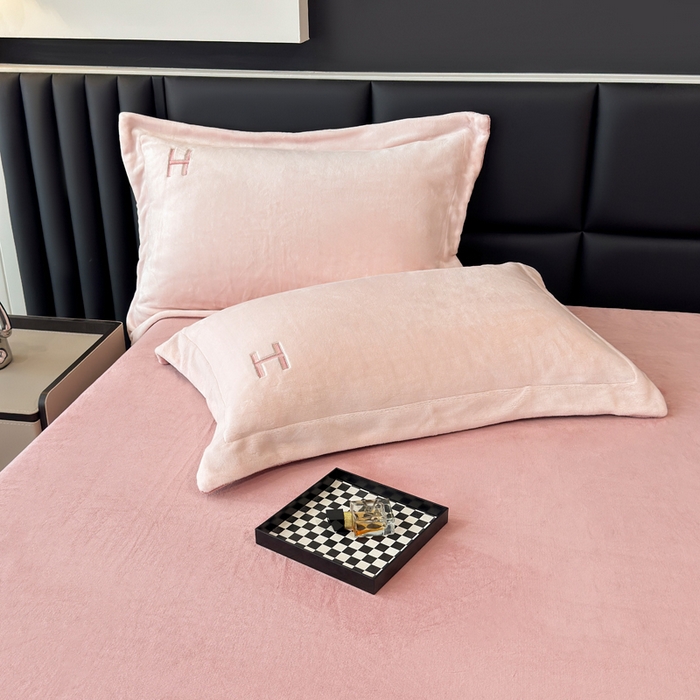 91家纺网 家纺一手货源 找家纺 （总）梦精灵家纺 2025新款高端贵妃绒加厚全消光牛奶绒四件套12斤刺绣拼接工艺（华尔兹场景1）