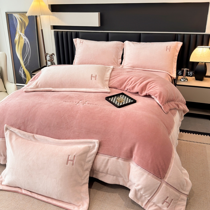 91家纺网 家纺一手货源 找家纺 （总）梦精灵家纺 2025新款高端贵妃绒加厚全消光牛奶绒四件套12斤刺绣拼接工艺（华尔兹场景1）