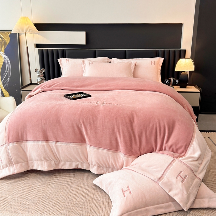 91家纺网 家纺一手货源 找家纺 （总）梦精灵家纺 2025新款高端贵妃绒加厚全消光牛奶绒四件套12斤刺绣拼接工艺（华尔兹场景1）