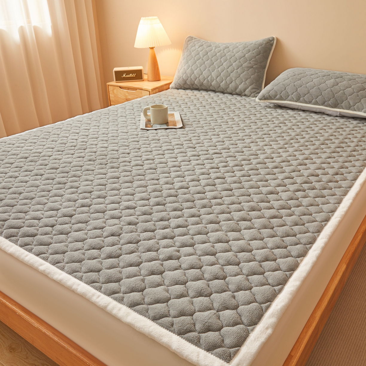 91家纺网 家纺一手货源 找家纺 （总）初心家纺 2025新款高克重牛奶绒印花夹棉床垫