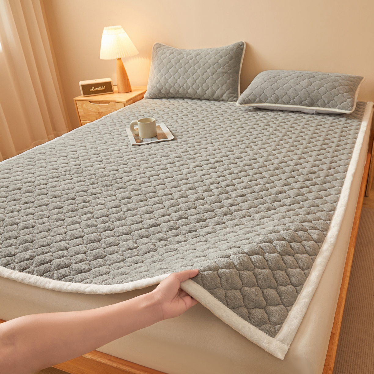 91家纺网 家纺一手货源 找家纺 （总）初心家纺 2025新款高克重牛奶绒印花夹棉床垫