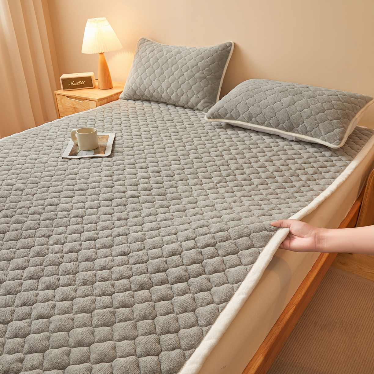 91家纺网 家纺一手货源 找家纺 （总）初心家纺 2025新款高克重牛奶绒印花夹棉床垫