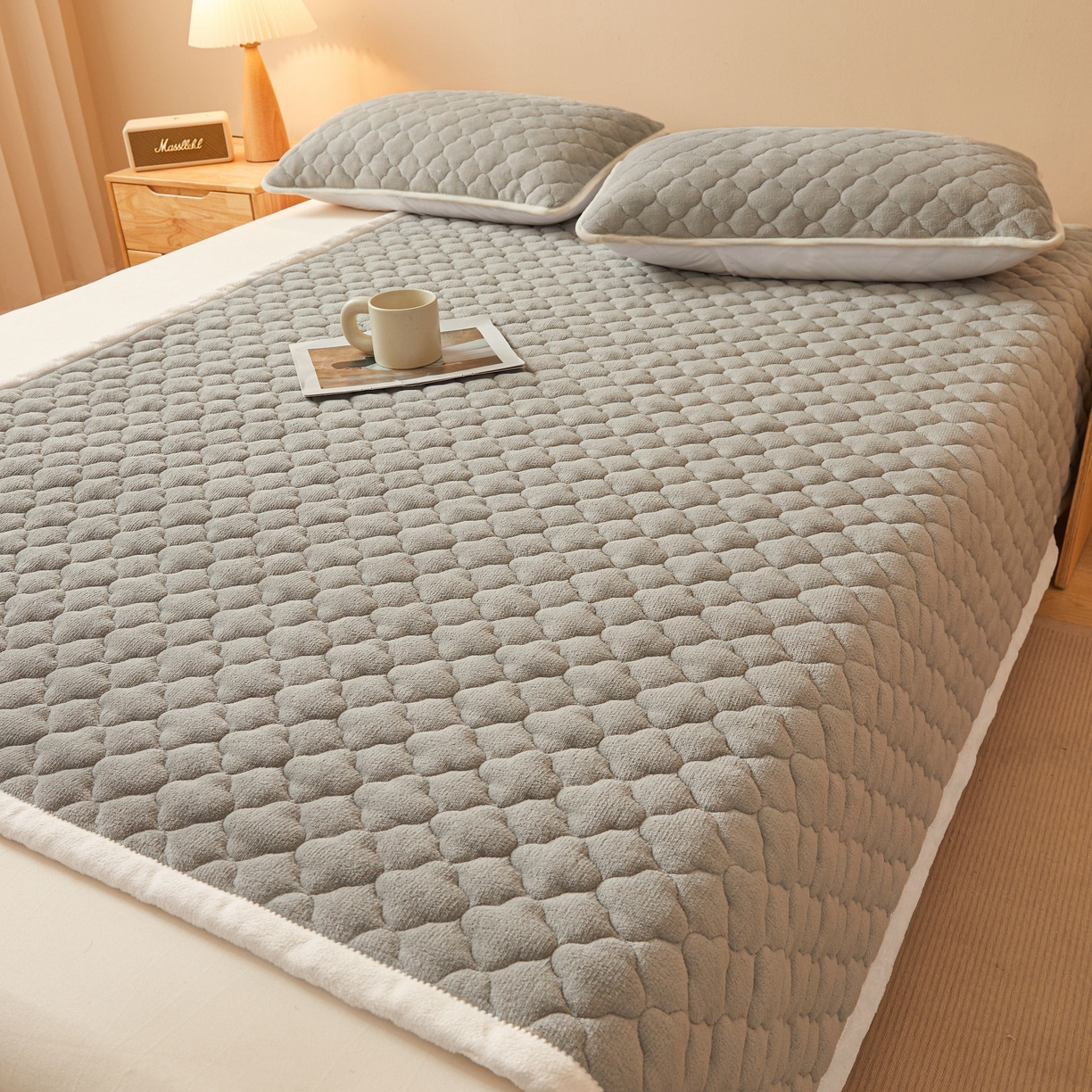 91家纺网 家纺一手货源 找家纺 （总）初心家纺 2025新款高克重牛奶绒印花夹棉床垫