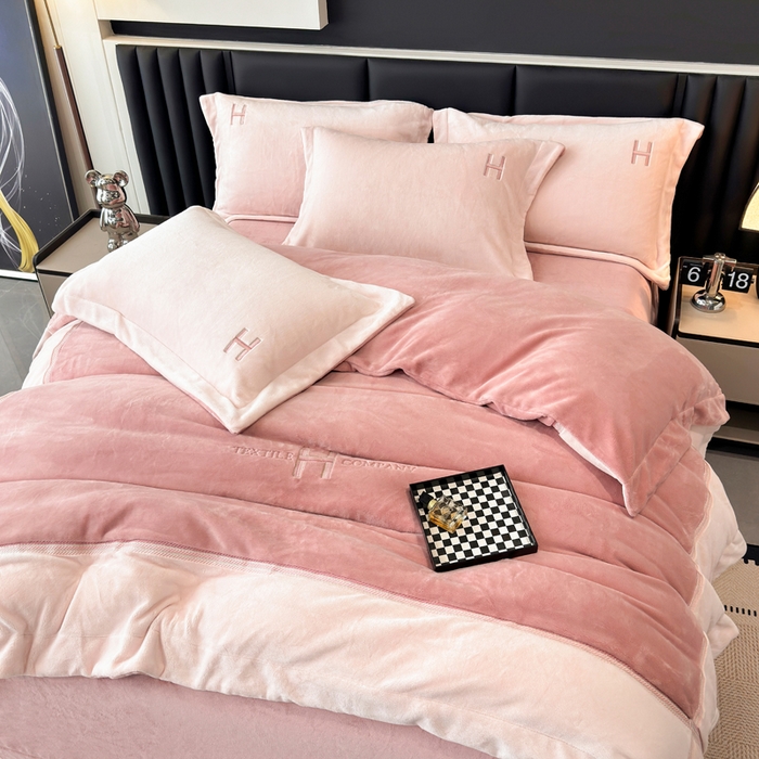 91家纺网 家纺一手货源 找家纺 梦精灵家纺 2025新款高端贵妃绒加厚全消光牛奶绒四件套12斤刺绣拼接工艺（华尔兹场景1） 华尔兹-粉