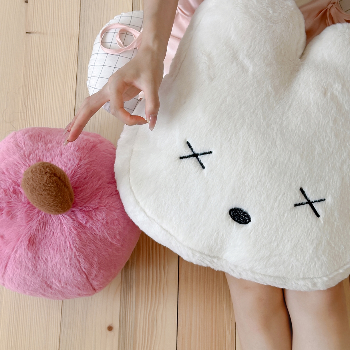 91家纺网 家纺一手货源 找家纺 桔子家纺 2025新款兔兔绒happy系列抱枕 兔兔抱枕