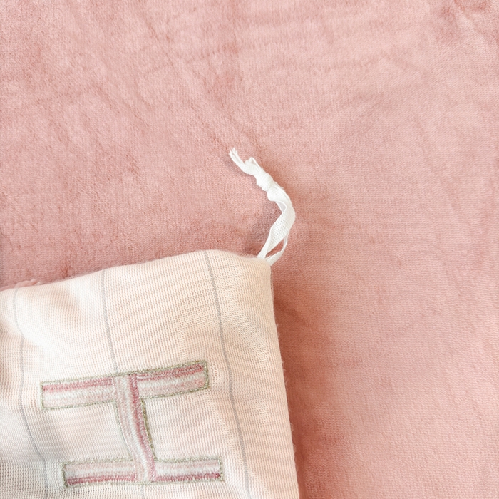 91家纺网 家纺一手货源 找家纺 梦精灵家纺 2025新款高端贵妃绒加厚全消光牛奶绒四件套12斤刺绣拼接工艺（华尔兹场景1） 华尔兹-粉