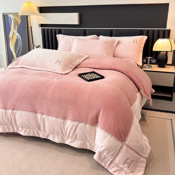 91家纺网 家纺一手货源 找家纺 梦精灵家纺 2025新款高端贵妃绒加厚全消光牛奶绒四件套12斤刺绣拼接工艺（华尔兹场景1） 华尔兹-粉