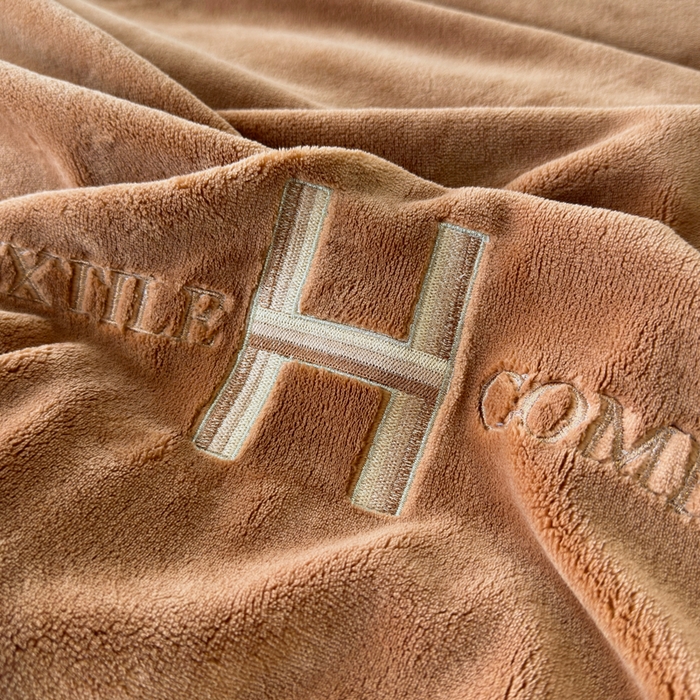 91家纺网 家纺一手货源 找家纺 梦精灵家纺 2025新款高端贵妃绒加厚全消光牛奶绒四件套12斤刺绣拼接工艺（华尔兹场景1） 华尔兹-桔