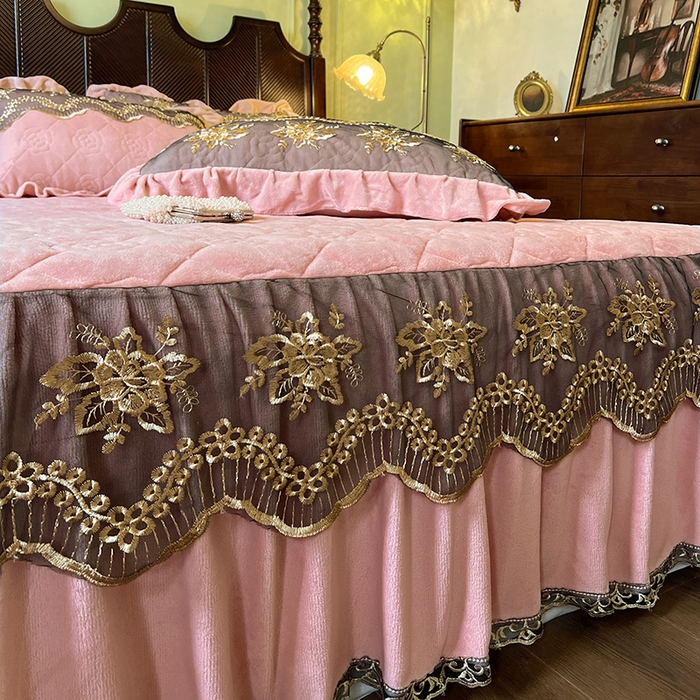 91家纺网 家纺一手货源 找家纺 网红馆（ck家纺） 2025新款高克重牛奶绒床裙四件套-卡妮娜系列 卡妮娜-粉色