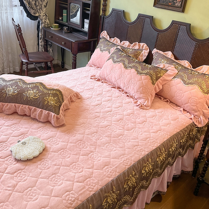 91家纺网 家纺一手货源 找家纺 网红馆（ck家纺） 2025新款高克重牛奶绒床裙四件套-卡妮娜系列 卡妮娜-粉色