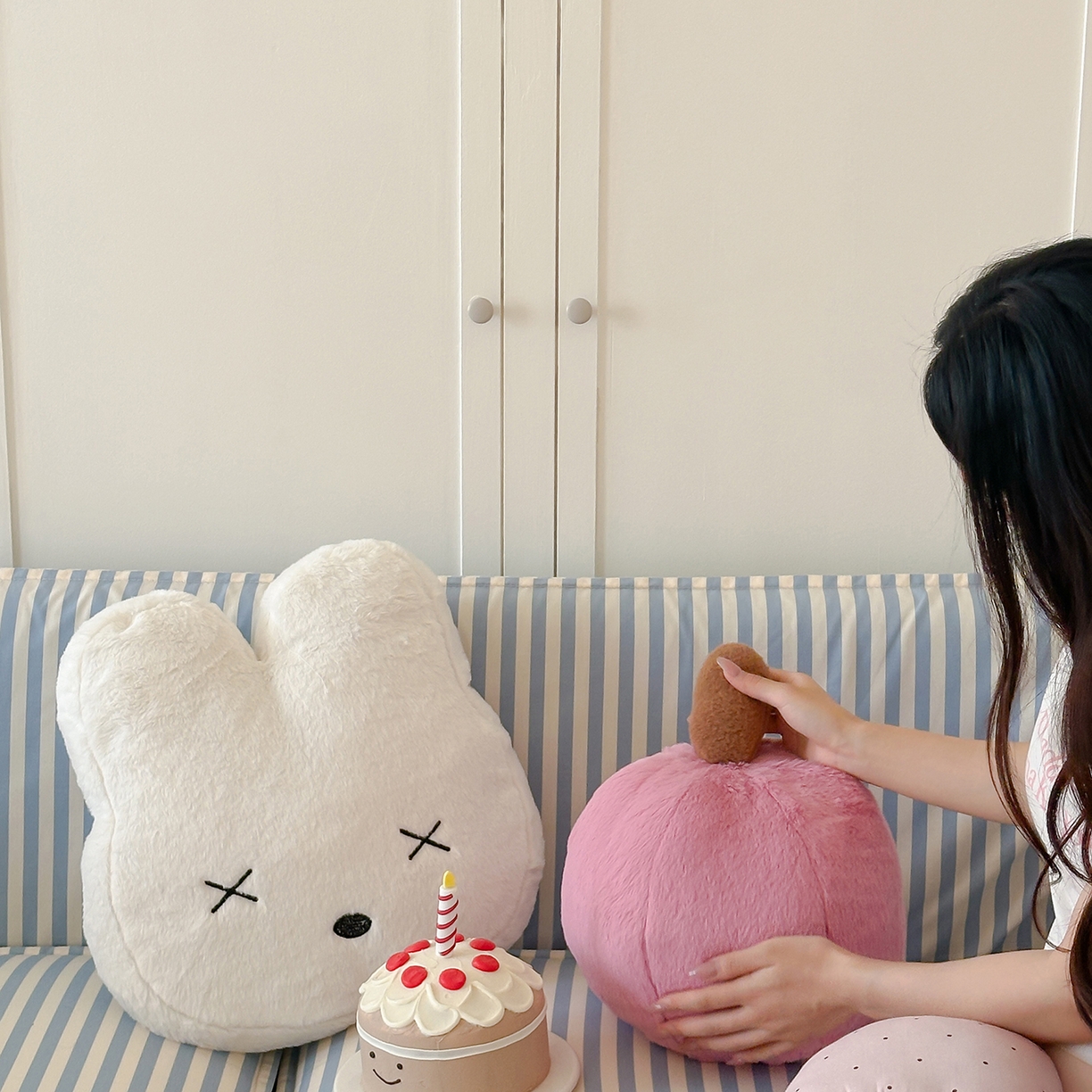 91家纺网 家纺一手货源 找家纺 桔子家纺 2025新款兔兔绒happy系列抱枕 小樱抱枕