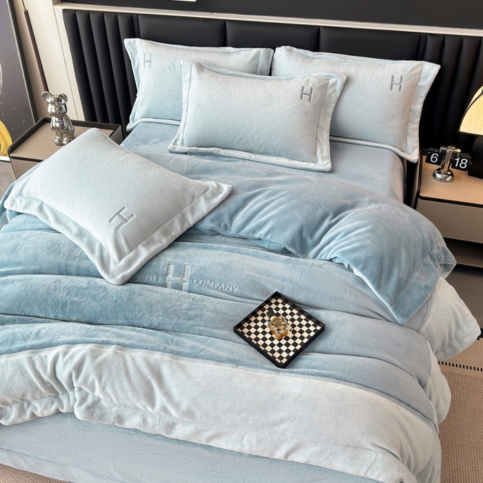 91家纺网 家纺一手货源 找家纺 梦精灵家纺 2025新款高端贵妃绒加厚全消光牛奶绒四件套12斤刺绣拼接工艺（华尔兹场景1） 华尔兹-兰