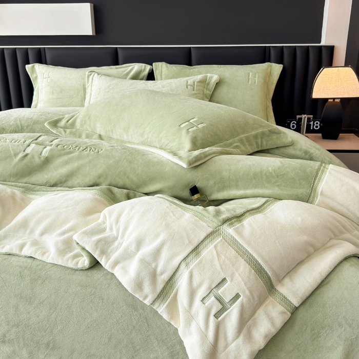 91家纺网 家纺一手货源 找家纺 梦精灵家纺 2025新款高端贵妃绒加厚全消光牛奶绒四件套12斤刺绣拼接工艺（华尔兹场景1） 华尔兹-绿