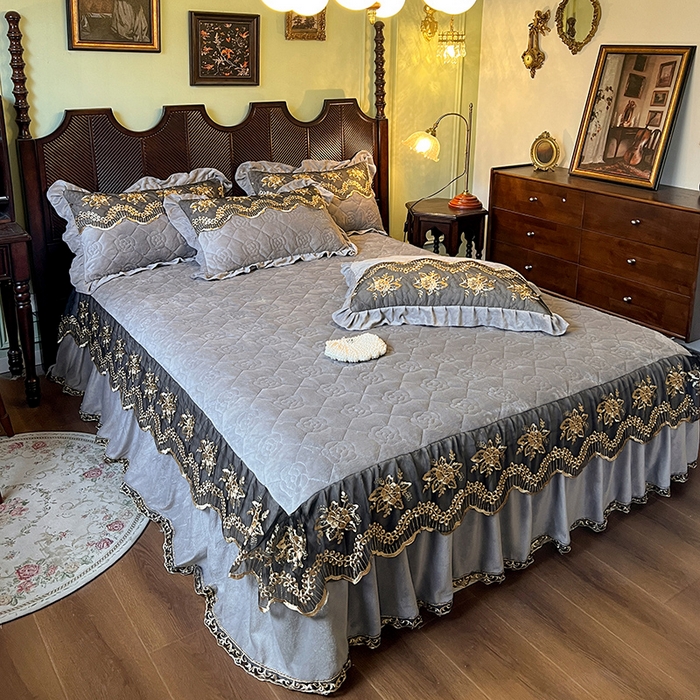 91家纺网 家纺一手货源 找家纺 网红馆（ck家纺） 2025新款高克重牛奶绒床裙四件套-卡妮娜系列 卡妮娜-灰色