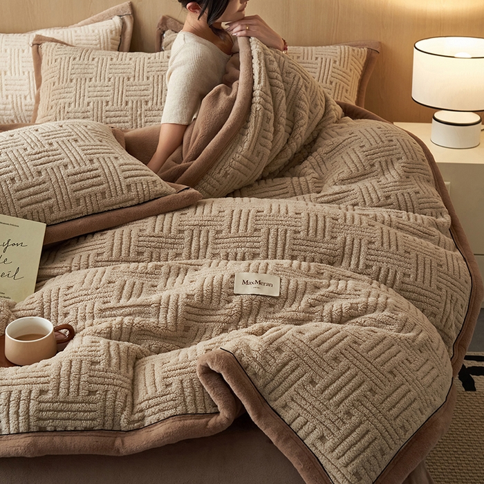 91家纺网 家纺一手货源 找家纺 晨曦家纺 2025新款230克加厚保暖塔芙绒牛奶绒四件套法兰绒 简爱-深咖