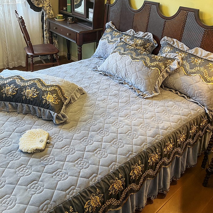 91家纺网 家纺一手货源 找家纺 网红馆（ck家纺） 2025新款高克重牛奶绒床裙四件套-卡妮娜系列 卡妮娜-灰色