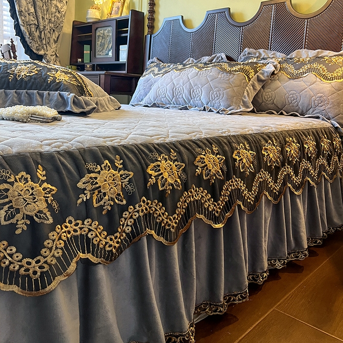 91家纺网 家纺一手货源 找家纺 网红馆（ck家纺） 2025新款高克重牛奶绒床裙四件套-卡妮娜系列 卡妮娜-灰色