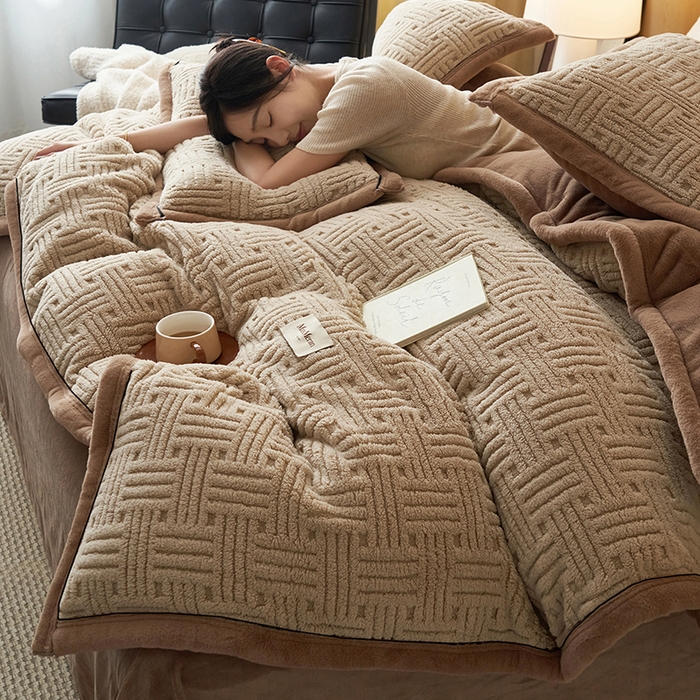 91家纺网 家纺一手货源 找家纺 晨曦家纺 2025新款230克加厚保暖塔芙绒牛奶绒四件套法兰绒 简爱-深咖