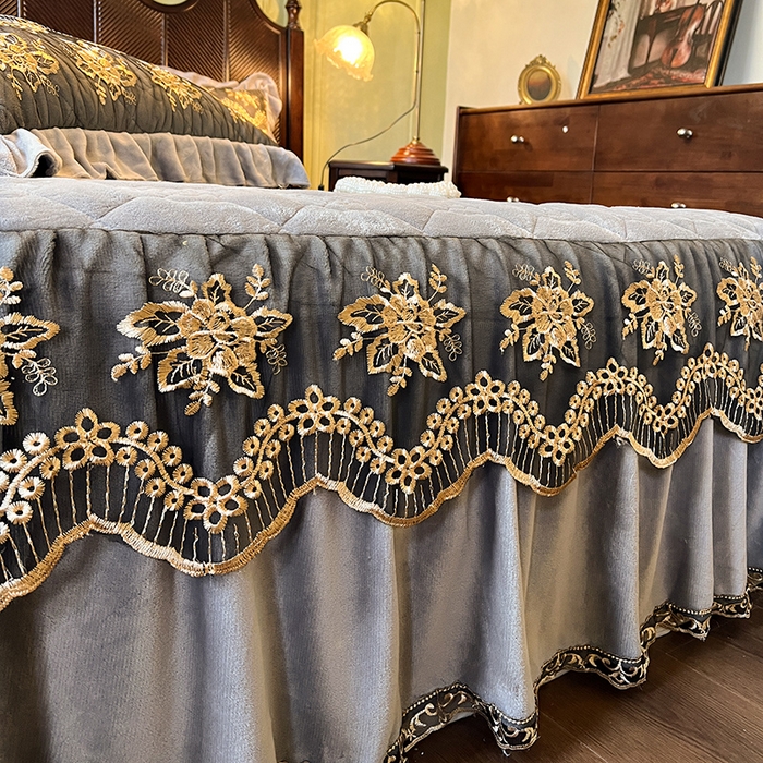 91家纺网 家纺一手货源 找家纺 网红馆（ck家纺） 2025新款高克重牛奶绒床裙四件套-卡妮娜系列 卡妮娜-灰色