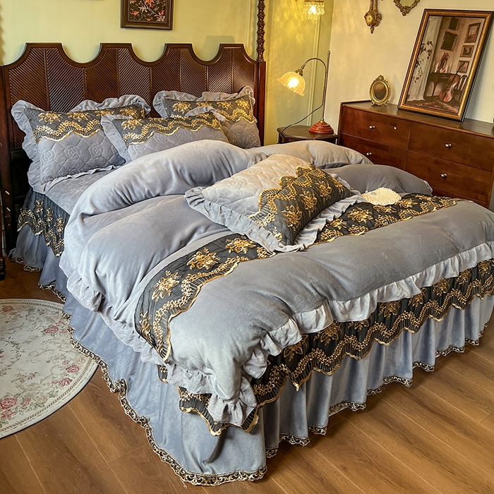 91家纺网 家纺一手货源 找家纺 网红馆（ck家纺） 2025新款高克重牛奶绒床裙四件套-卡妮娜系列 卡妮娜-灰色