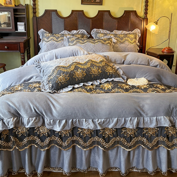 91家纺网 家纺一手货源 找家纺 网红馆（ck家纺） 2025新款高克重牛奶绒床裙四件套-卡妮娜系列 卡妮娜-灰色