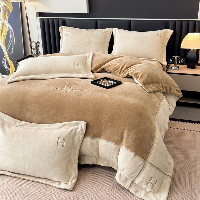 91家纺网 家纺一手货源 找家纺 梦精灵家纺 2025新款高端贵妃绒加厚全消光牛奶绒四件套12斤刺绣拼接工艺（华尔兹场景1） 华尔兹-驼