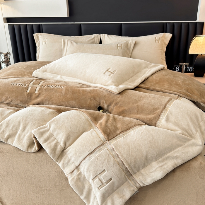 91家纺网 家纺一手货源 找家纺 梦精灵家纺 2025新款高端贵妃绒加厚全消光牛奶绒四件套12斤刺绣拼接工艺（华尔兹场景1） 华尔兹-驼