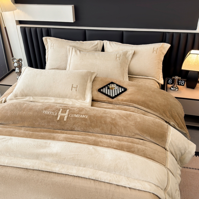 91家纺网 家纺一手货源 找家纺 梦精灵家纺 2025新款高端贵妃绒加厚全消光牛奶绒四件套12斤刺绣拼接工艺（华尔兹场景1） 华尔兹-驼