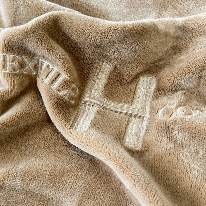 91家纺网 家纺一手货源 找家纺 梦精灵家纺 2025新款高端贵妃绒加厚全消光牛奶绒四件套12斤刺绣拼接工艺（华尔兹场景1） 华尔兹-驼