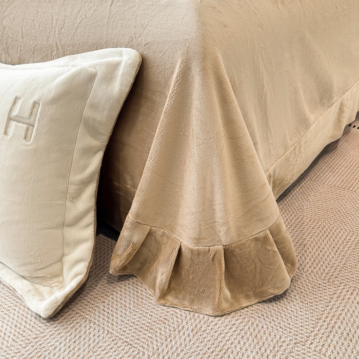 91家纺网 家纺一手货源 找家纺 梦精灵家纺 2025新款高端贵妃绒加厚全消光牛奶绒四件套12斤刺绣拼接工艺（华尔兹场景1） 华尔兹-驼